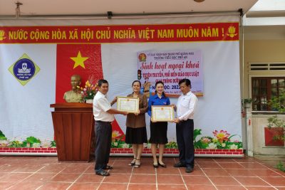 Trong năm học 2021-2022, UBND thành phố công nhận danh hiệu Chiến sỹ thi đua cơ sở cho 02 giáo viên: Đỗ Thị Hiền và Nguyễn Thị Lê