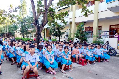 Sinh hoạt dưới cờ ” 40 năm ngày nhà giáo Việt Nam 20/11/1982 – 20/11/2022 và trao tặng máy tính bảng của chương trình Sóng và máy tính cho em.
