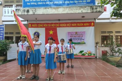 Sinh hoạt dưới cờ ” Mỗi tuần một câu chuyện đep, một cuốn sách hay, một tấm gương sáng”. Năm học 2022 – 2023